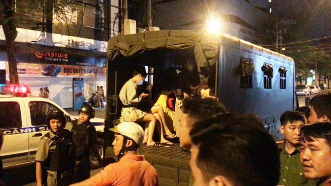 Hàng chục tiếp viên múa khiêu dâm trong nhà hàng trung tâm Sài Gòn Hàng chục tiếp viên múa khiêu dâm trong nhà hàng trung tâm Sài Gòn